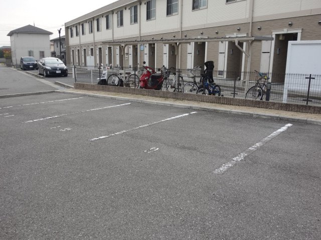 レオネクスト秋桜の駐車場