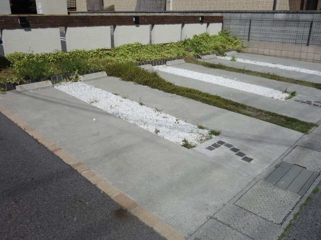 クレイノリブェールポムールの駐車場