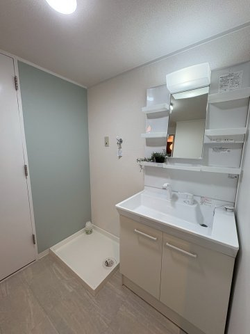 グランドパレス上須磨の独立洗面台|収納もたっぷりの洗面台