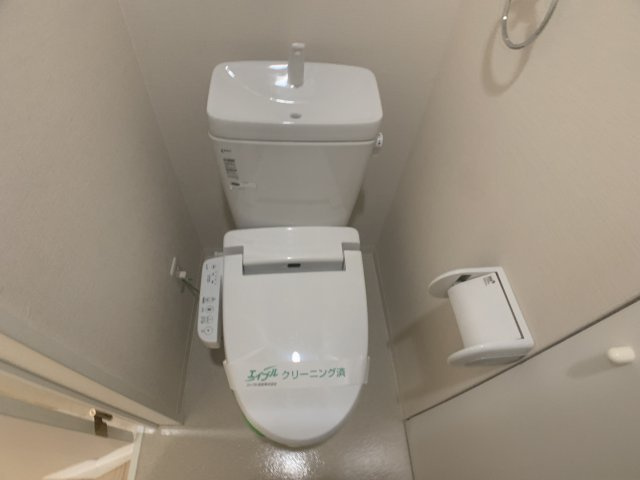 温水洗浄便座付きのトイレです♪