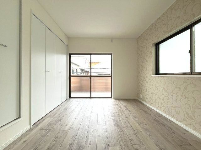 中村区中村本町四丁目　戸建の洋室|アクセントクロスがおしゃれな空間を演出します。