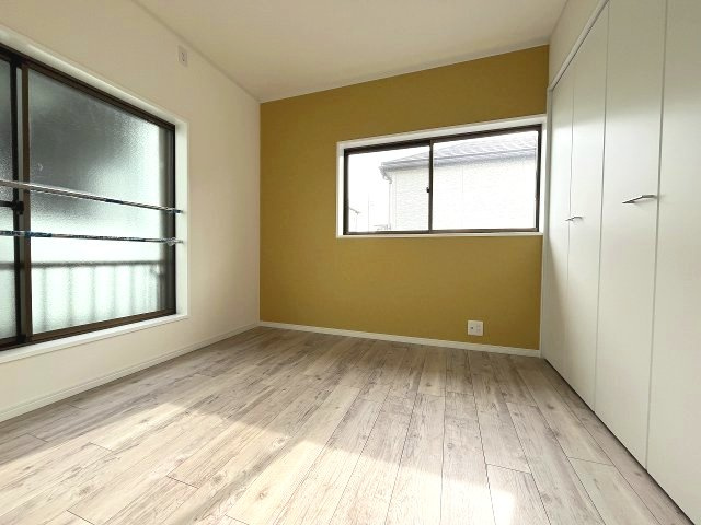 中村区中村本町四丁目　戸建の洋室|2つの窓から自然光が入り込むため部屋全体が明るく開放感があります。