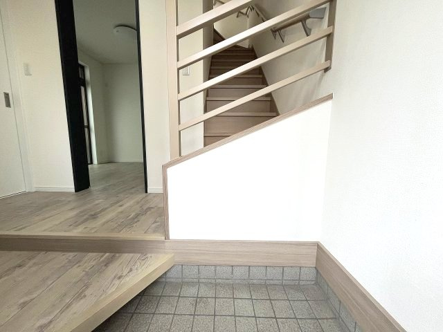 中村区中村本町四丁目　戸建の玄関|広いスペースを確保しおしゃれで温かみのあるデザインの玄関です。