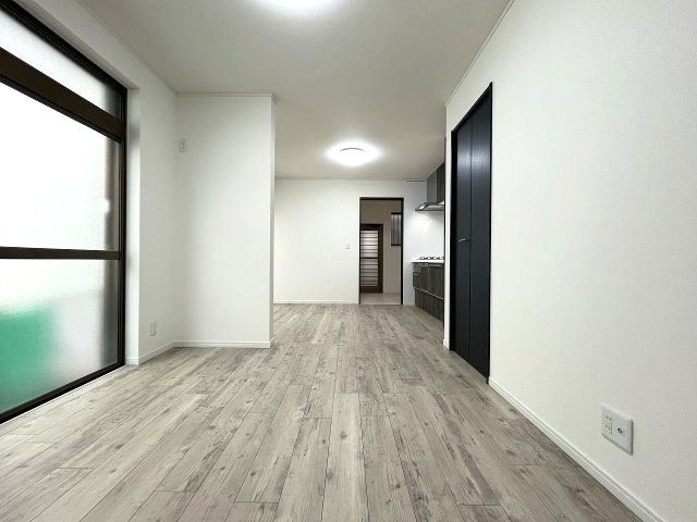 中村区中村本町四丁目　戸建の居間・リビング|大きな窓からたっぷりの光が差し込むリビングはご家族の団らんにぴったりの開放的な空間です。