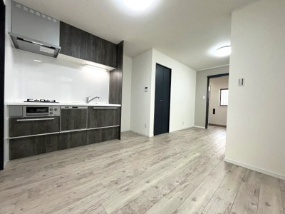 【居間・リビング】 | 中村区中村本町四丁目　戸建 | 光が差し込む窓辺で食事も仕事も心地よく、多機能な快適空間となっております。