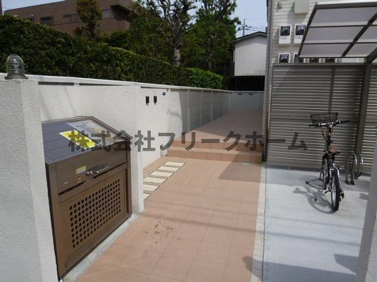 武蔵野市吉祥寺本町３丁目のアパートのエントランス