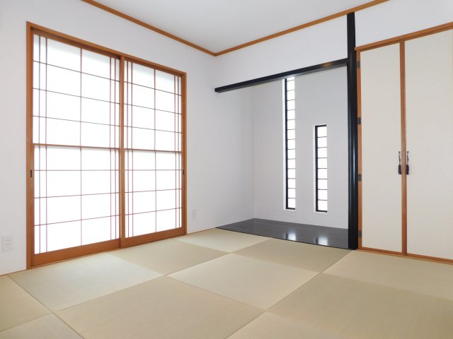 北名古屋市六ツ師町田の中古一戸建の和室|◇１階和室◇　　南面で明るい和室約７．７帖　押入・床の間付き