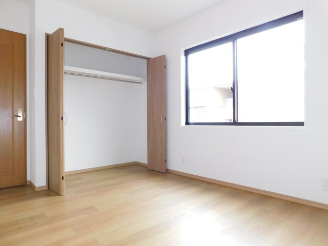 北名古屋市六ツ師町田の中古一戸建の洋室|◇１階洋室◇　　明るい洋室約６．６帖　収納完備！