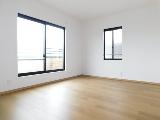 北名古屋市六ツ師町田の中古一戸建の洋室|◇２階洋室◇　　明るい洋室約７．４帖　収納完備！　バルコニー利用可♪