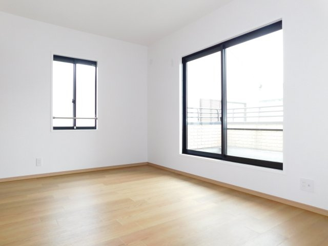 北名古屋市六ツ師町田の中古一戸建の洋室|◇２階洋室◇　　南面で明るい洋室約７．４帖　収納完備！　バルコニー付き♪