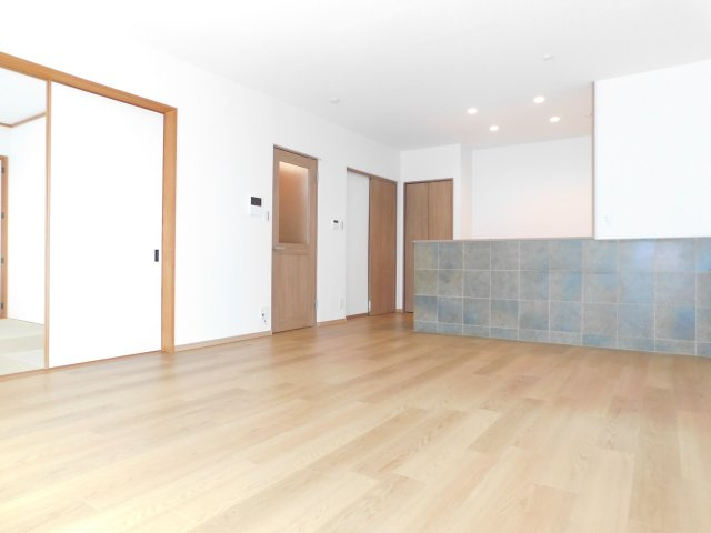 北名古屋市六ツ師町田の中古一戸建の居間・リビング|◇リビング◇　　南面で明るいリビング約１８．０帖　　和室と続き間で２５．５帖の広々空間になります♪