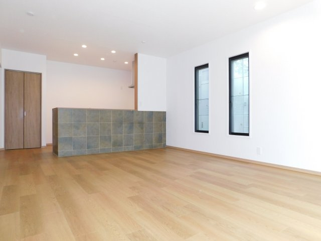 北名古屋市六ツ師町田の中古一戸建の居間・リビング|◇リビング◇　　南面で明るいリビング約１８．０帖　インテリアが映えるワイドリビング♪