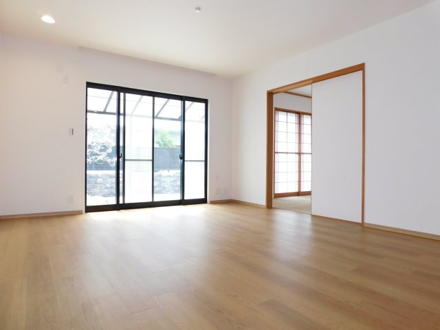 北名古屋市六ツ師町田の中古一戸建の居間・リビング|◇リビング◇　　南面で明るいリビング約１８．０帖　ゆったりと過ごせるテラス付き♪