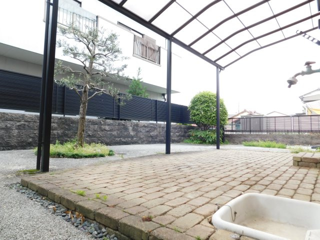 北名古屋市六ツ師町田の中古一戸建の庭|◇庭◇　　屋根付きのテラスは、お子様やペットの遊び場やBBQやプールなどのアクティビティなど幅広い用途で利用できます♪