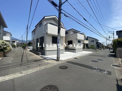 【前面道路含む現地写真】 | 【仲介手数料０円】秦野市萩が丘1期　新築一戸建て　全3棟 | 秦野市萩が丘1期　新築一戸建て　全3棟