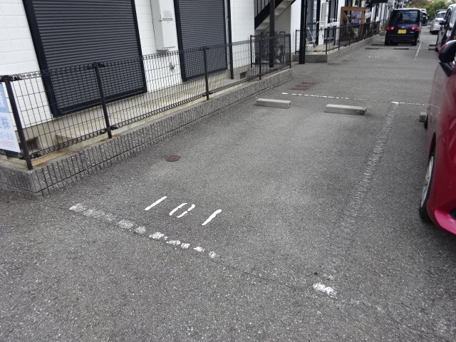 メルヴィルB棟の駐車場