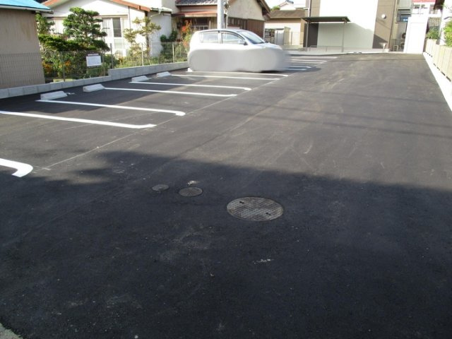 クレール石塚の駐車場