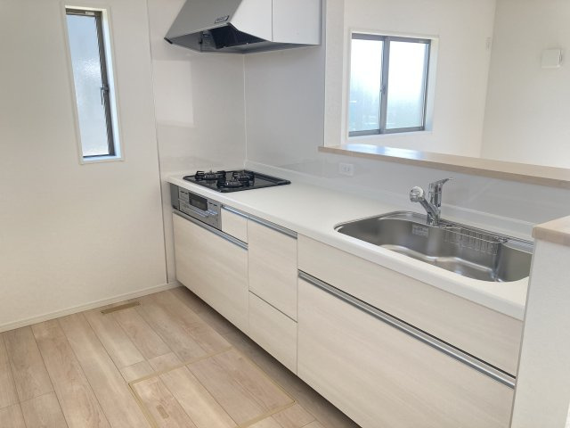 クレイドルガーデン前橋市青柳町第28　7号棟（平屋）のキッチン|【イメージ画像】人気のカウンターキッチン採用です☆
コンロも３口ご用意しています！調理スペースも広くストレスなくお料理できます。
浄水器つきなので美味しいお水も飲めますよ♪
