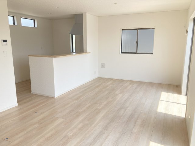クレイドルガーデン前橋市青柳町第28　7号棟（平屋）の居間・リビング|【イメージ画像】ゆったり過ごせる18帖リビングです
人気の対面式キッチンを配した空間はお好みの家具も合わせやすく、家族がくつろぐ快適な空間造りをサポート。窓からは明るい陽光が差し込みます。