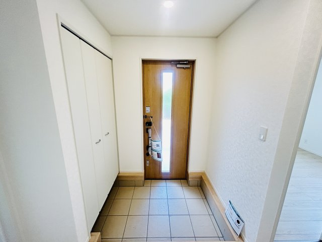 新築　前橋市青柳町第28　クレイドルガーデン　2号棟の玄関|現地写真　約３０足収納できる下駄箱は中で段の高さを調節できるのでブーツ等もきっちりしまえます！
