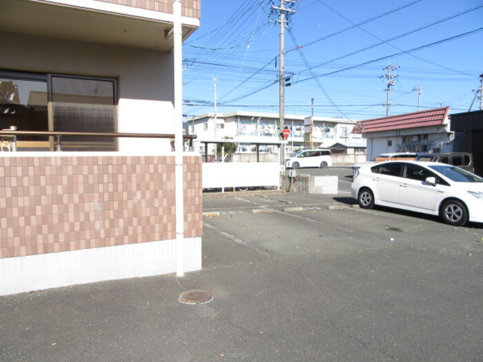サン　ルミエールの駐車場