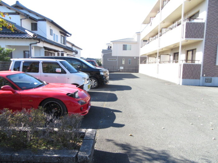 サン　ルミエールの駐車場