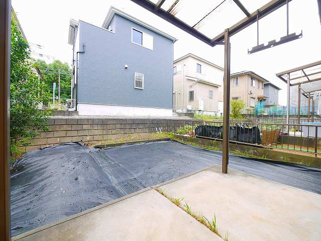 ガーデンヒルズ高の原　12棟の庭