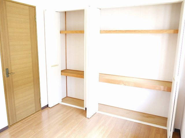 ガーデンヒルズ高の原　12棟の収納|収納豊富です