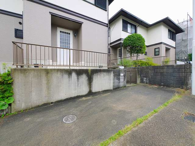 ガーデンヒルズ高の原　12棟の駐車場