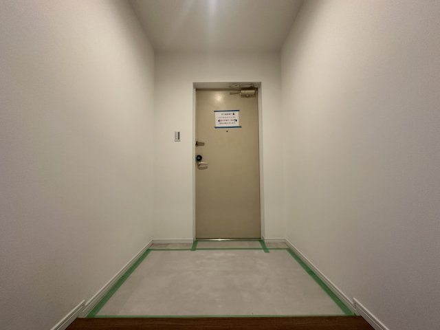 ベルエール西神南19番館の玄関|御家族皆様の「いってきます」「ただいま」の声がこだまする、清潔感溢れる玄関スペースです。