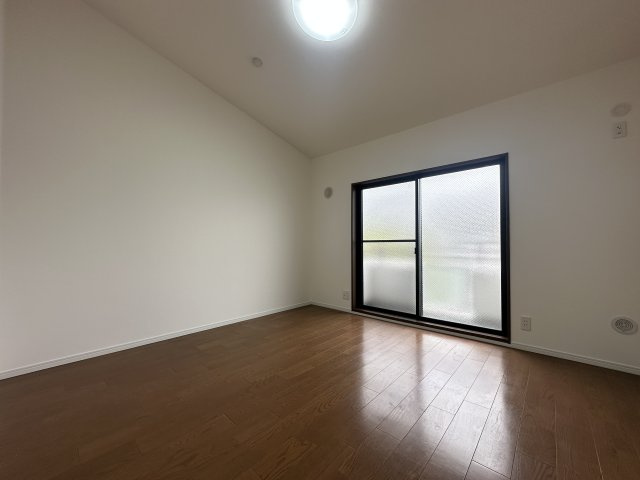 ベルエール西神南19番館の洋室|お子様のお部屋にぴったりな居室は収納もありライフスタイルに合わせてお使い頂けます。