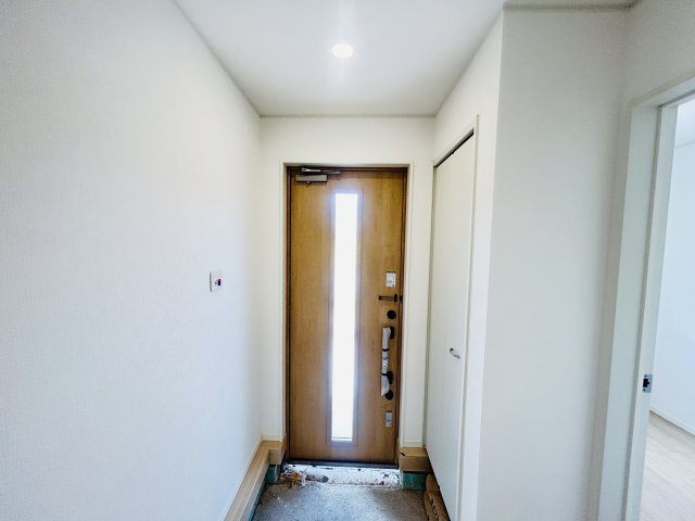 新築　前橋市青柳町第28　クレイドルガーデン　3号棟の玄関|現地写真　約３０足収納できる下駄箱は中で段の高さを調節できるのでブーツ等もきっちりしまえます！
