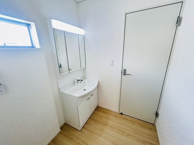 新築　前橋市青柳町第28　クレイドルガーデン　4号棟の独立洗面台|現地写真　シャワー付きの洗面台は忙しい朝でも身支度を整えるのにとても便利◎							
