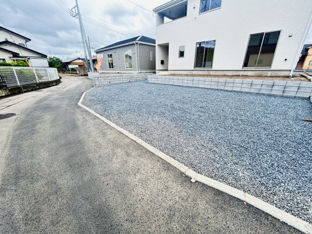 新築　前橋市青柳町第28　クレイドルガーデン　4号棟の駐車場|現地写真　駐車スペースは並列2台分可能です！
