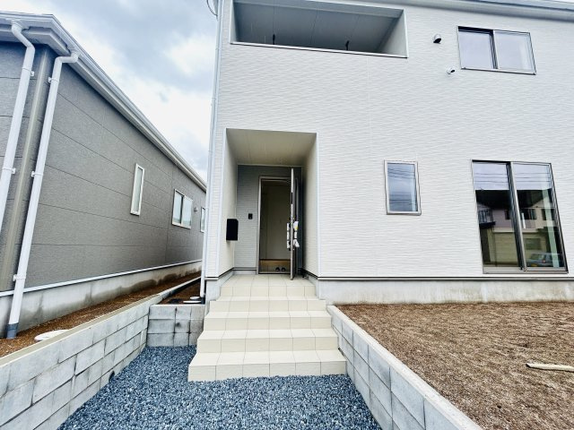 新築　前橋市青柳町第28　クレイドルガーデン　4号棟の玄関|現地写真　ポストと一体型のTVモニターホンでセキュリティ安心！
