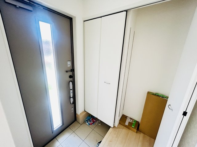 新築　前橋市青柳町第28　クレイドルガーデン　4号棟の玄関|現地写真　約３０足収納できる下駄箱は中で段の高さを調節できるのでブーツ等もきっちりしまえます！
