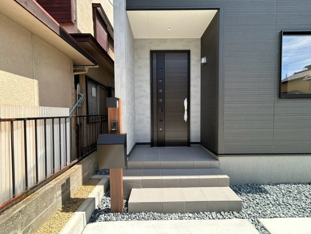 リーブルガーデン　一宮市大赤見　全1区画分譲の玄関|【ピッキング防止機能付き玄関ドア錠】玄関ドアの鍵は上下に２つあり、内側の下段は脱着サムターンキー。
鍵を不正に開錠されても、もう１つの鍵でピッキングを防ぎます。防犯性の高い仕様になっています。