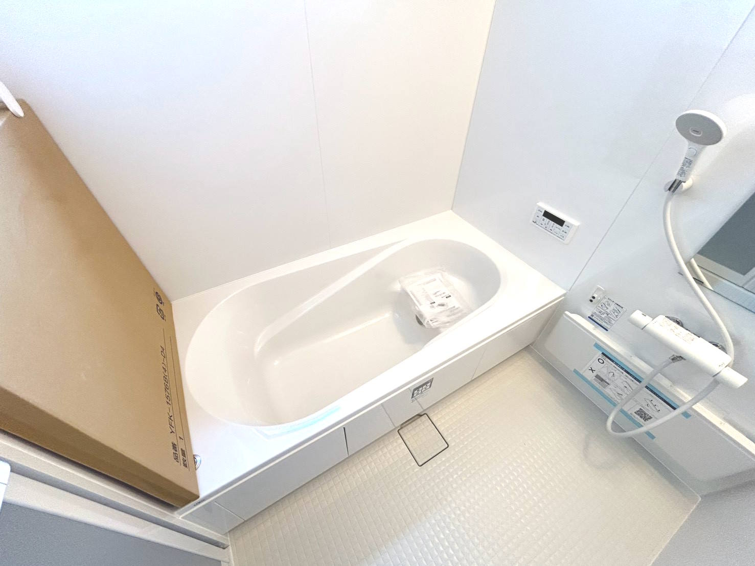 リーブルガーデン　一宮市大赤見　全1区画分譲の浴室|明るく清潔感がある浴室。浴槽は環境にやさしい節水タイプ。浴槽内ステップで半身浴、親子入浴も安心です。
洗い場の床は乾きやすく滑りにくい快適仕様、水はけが良くカビの発生を軽減できます。
