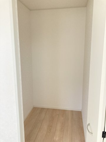 クレイドルガーデン前橋市青柳町第28　8号棟の収納|洋室３収納です：ウォークインクローゼットです。
