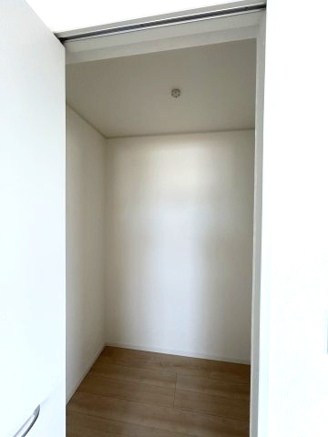 クレイドルガーデン前橋市青柳町第28　8号棟の収納|2階洋室３収納です：ウォークインクローゼットです。