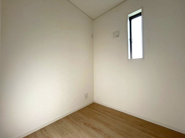 クレイドルガーデン前橋市青柳町第28　8号棟の洋室|２帖の広さのテレワークルームです。