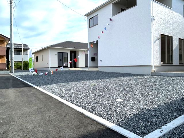 クレイドルガーデン前橋市青柳町第28　8号棟の駐車場|駐車場も広々しています