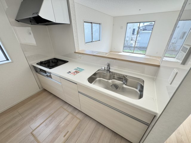 クレイドルガーデン前橋市青柳町第28　8号棟のキッチン|【イメージ画像】人気のカウンターキッチン採用です☆
コンロも３口ご用意しています！調理スペースも広くストレスなくお料理できます。
浄水器つきなので美味しいお水も飲めますよ♪