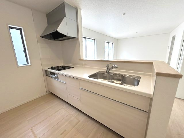 クレイドルガーデン前橋市青柳町第28　8号棟のキッチン|人気のカウンターキッチン採用です☆
コンロも３口ご用意しています！調理スペースも広くストレスなくお料理できます。
浄水器つきなので美味しいお水も飲めますよ♪