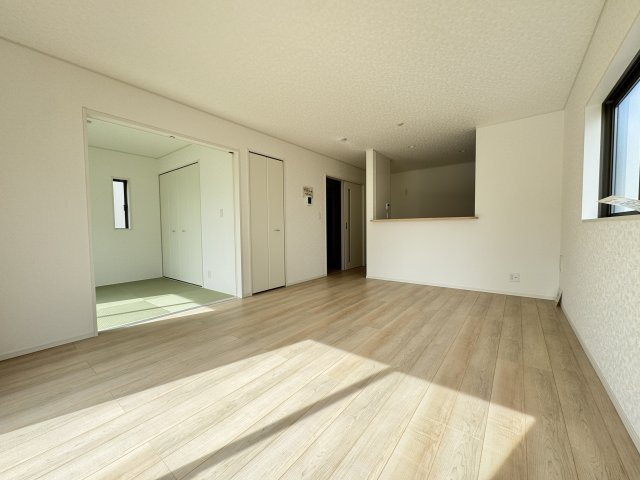 クレイドルガーデン前橋市青柳町第28　8号棟の居間・リビング|【イメージ画像】ゆったり過ごせる18帖リビングです
人気の対面式キッチンを配した空間はお好みの家具も合わせやすく、家族がくつろぐ快適な空間造りをサポート。窓からは明るい陽光が差し込みます。