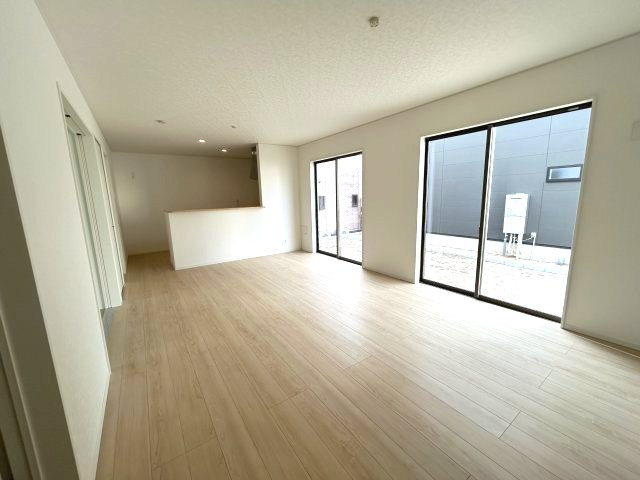 クレイドルガーデン前橋市青柳町第28　8号棟の居間・リビング|ゆったり過ごせる18帖リビングです
人気の対面式キッチンを配した空間はお好みの家具も合わせやすく、家族がくつろぐ快適な空間造りをサポート。窓からは明るい陽光が差し込みます。