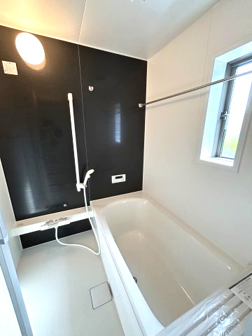 クレイドルガーデン前橋市青柳町第28　8号棟の浴室|１坪タイプのフルオートバスです！
足を延ばして入れる広さなので一日の疲れも癒されますよ♪
室内物干しや浴室乾燥機もあるのでお天気の悪い日にはランドリースペースとしてもご利用できます！