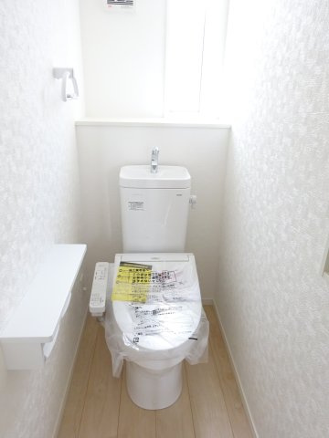 クレイドルガーデン前橋市青柳町第28　8号棟のトイレ|2階トイレです。清潔感のある白を基調としています。