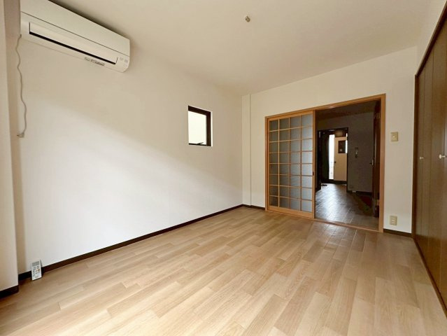 西京極前田町の洋室|6.4帖の洋室はソファーなどを置いてリビングとしてもご利用いただけます！（R8.4撮影）