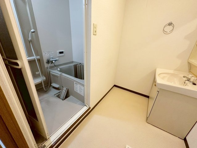 西京極前田町の独立洗面台|洗濯機を置くスペースもございます。（R8.4撮影）